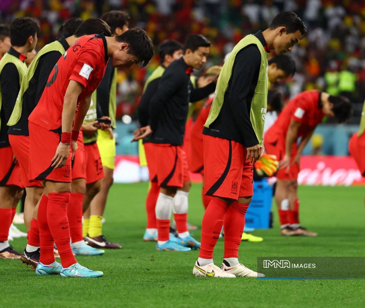 تعظیم بازیکنان کره‌جنوبی برابر هواداران به‌نشانه عذرخواهی پس از باخت به غنا+عکس