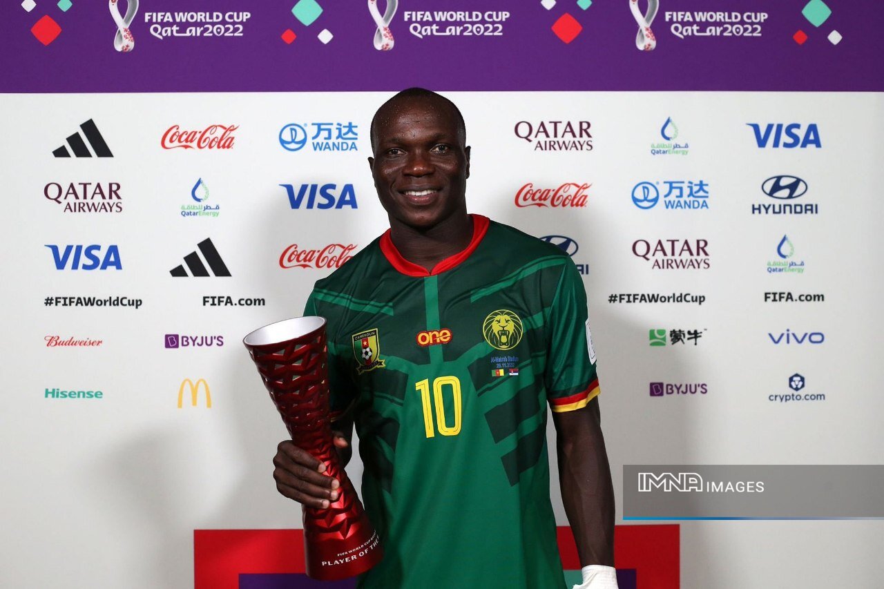 جایزه بهترین بازیکن دیدار صربستان - کامرون در دستان وینسنت ابوباکار+عکس