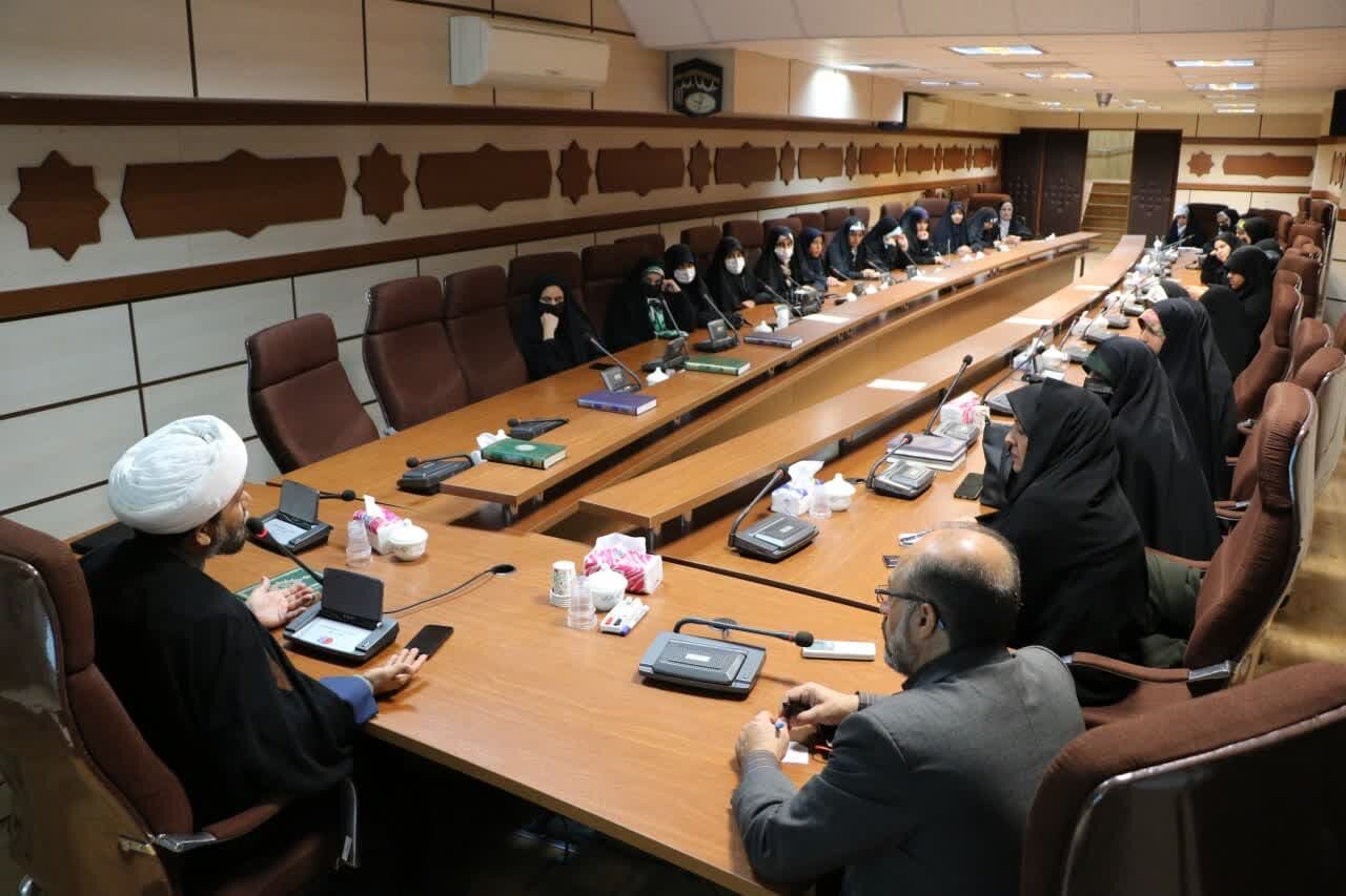 برای ارائه الگوهای بانوی نمونه به جامعه ضعیف عمل کردهایم