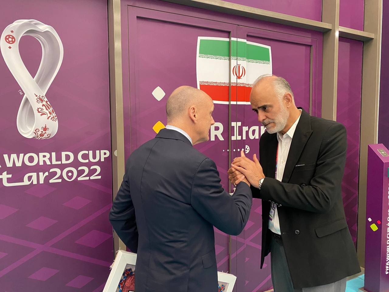 اهدای فرش ویژه بازی ایران و آمریکا از سوی سرپرست تیمملی+عکس