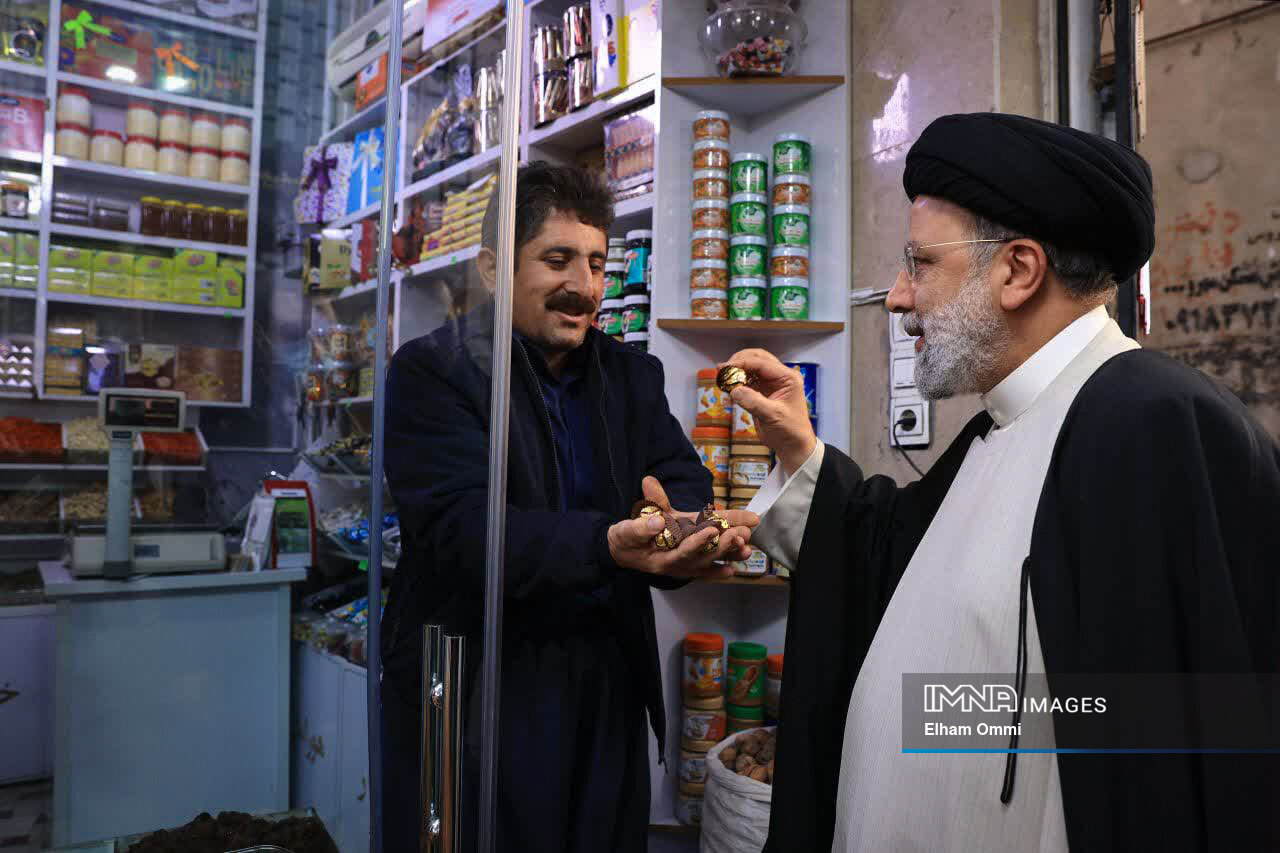 حضور رئیسجمهور در پیادهراه فردوسی بازار سنندج / رئیسی با بازاریان گفتوگو کرد