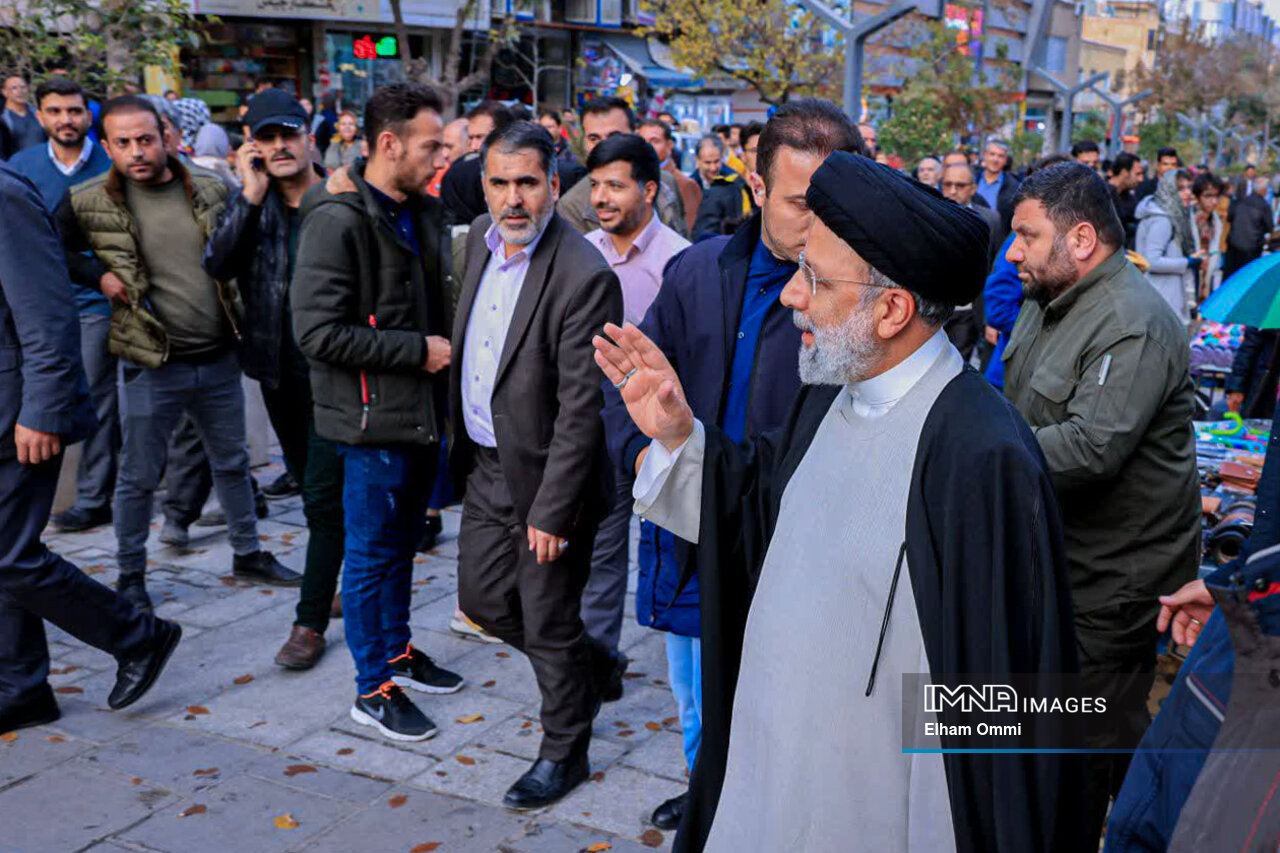 حضور رئیسجمهور در پیادهراه فردوسی بازار سنندج / رئیسی با بازاریان گفتوگو کرد