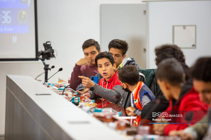 نشست نوجوانان نصف جهانی با مسئولان شهری