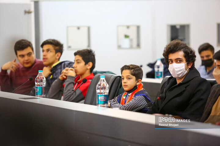 نشست نوجوانان نصف جهانی با مسئولان شهری