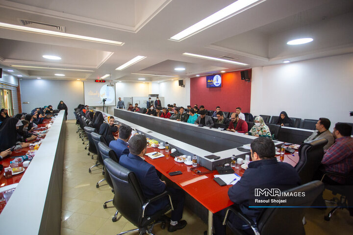 نشست نوجوانان نصف جهانی با مسئولان شهری