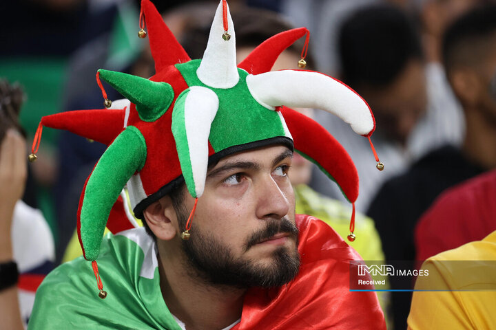 هوادار ناراحت تیم ملی ایران پس از باخت مقابل تیم ملی آمریکا
