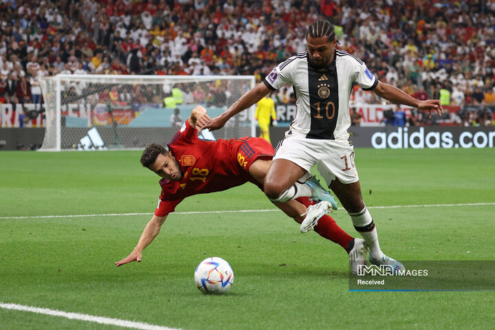 سرژ گنابری آلمانی وجوردی آلبا از اسپانیا در بازی این دو تیم در مرحله گروهی
