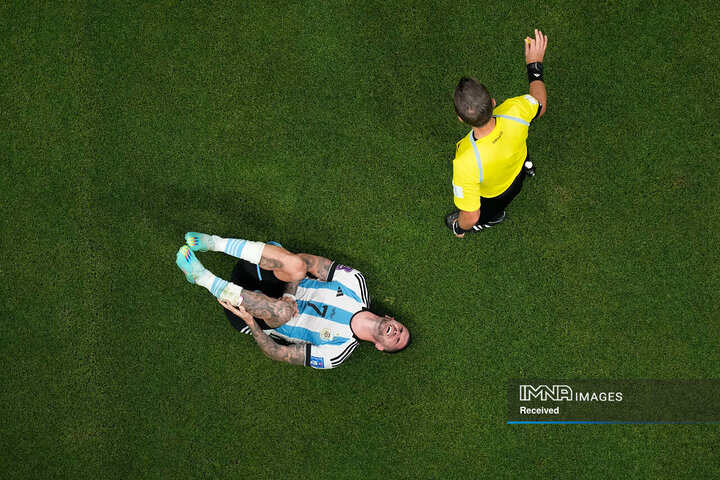 واکنش رودریگو دی پل از آرژانتین در کنار داور ایتالیایی دانیله اورساتو در جریان بازی پربرخورد آرژانتین _ مکزیک