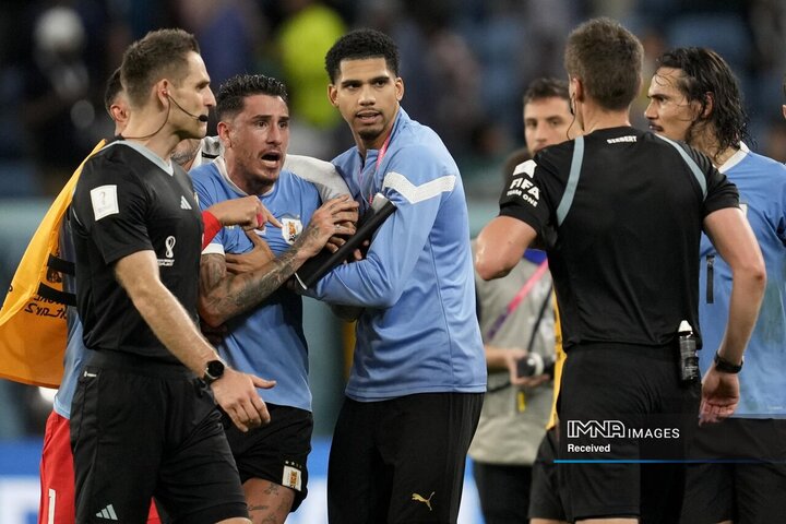 خوزه خیمنز، بازیکن اروگوئه ای در پایان بازی گروه فوتبال جام جهانی مقابل غنا در ورزشگاه الجنوب در الوکره با داور بحث می کند.