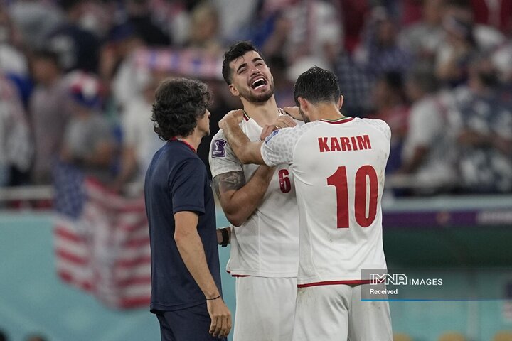 گریه سعید عزت اللهی بازیکن ایران پس از شکست یک بر صفر این تیم مقابل آمریکا