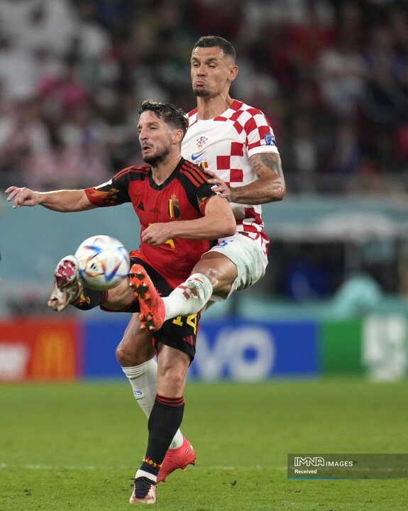 مرتنس، سمت چپ، در حالی که دژان لوورن کرواسی سعی می کند در جریان بازی گروه F فوتبال جام جهانی بین کرواسی و بلژیک در ورزشگاه احمد بن علی در الریان قطر دفاع کند