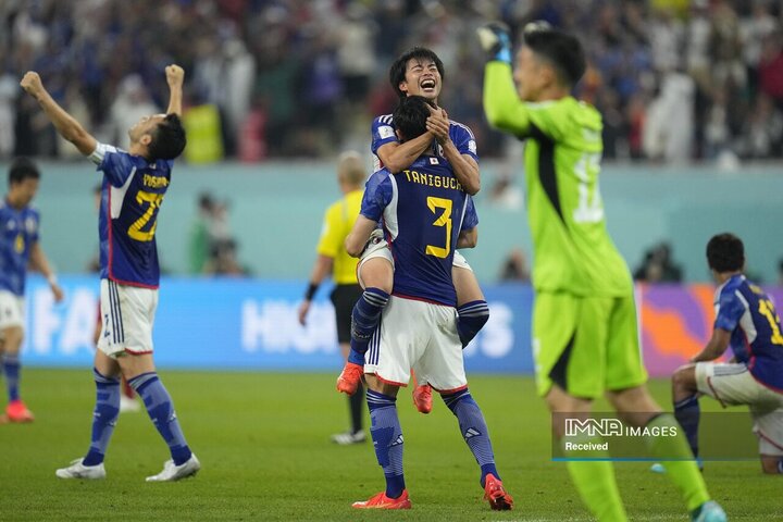 بازیکنان ژاپن در پایان بازی گروه E فوتبال جام جهانی بین ژاپن و اسپانیا در استادیوم بین المللی خلیفه دوحه قطر جشن گرفتند