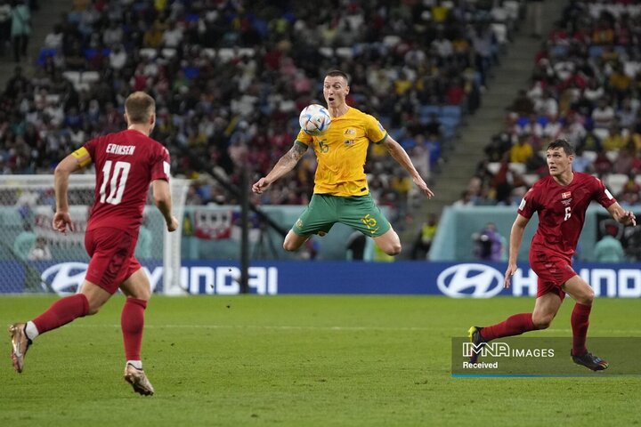 کنترل توپ توسط میچل دوک مهاجم استرالیایی در بازی این تیم مقابل دانمارک