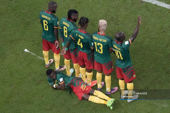 طلوع نوهو از کامرون، در زمین، قبل از یک ضربه آزاد در جریان بازی گروه G فوتبال جام جهانی بین کامرون و برزیل