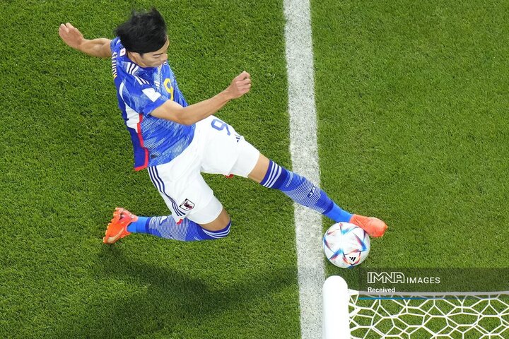 کائورو میتوما از ژاپن در جریان بازی گروه E فوتبال جام جهانی بین ژاپن و اسپانیا در استادیوم بین المللی خلیفه در دوحه قطر
