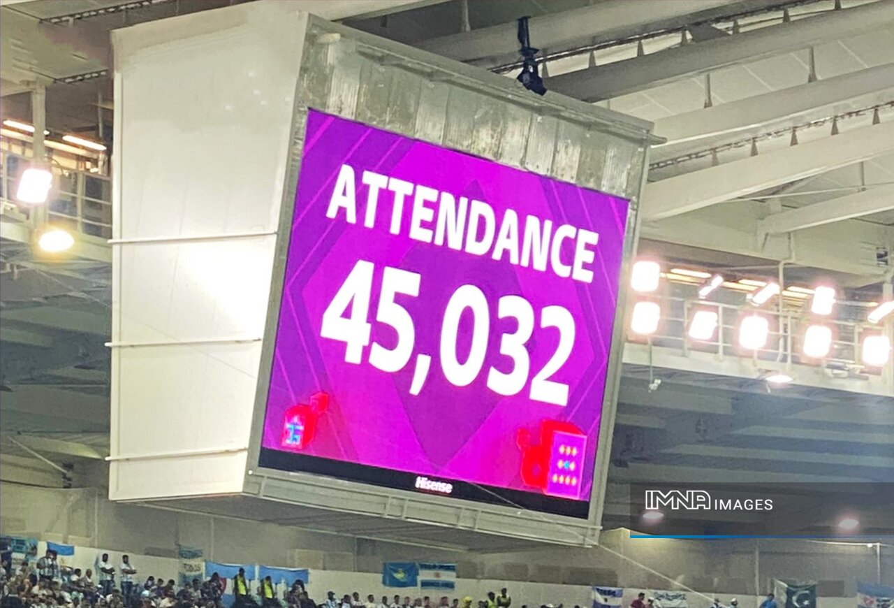 سکوهای ورزشگاه احمدبنعلی جای سوزن انداختن نداشت!+عکس