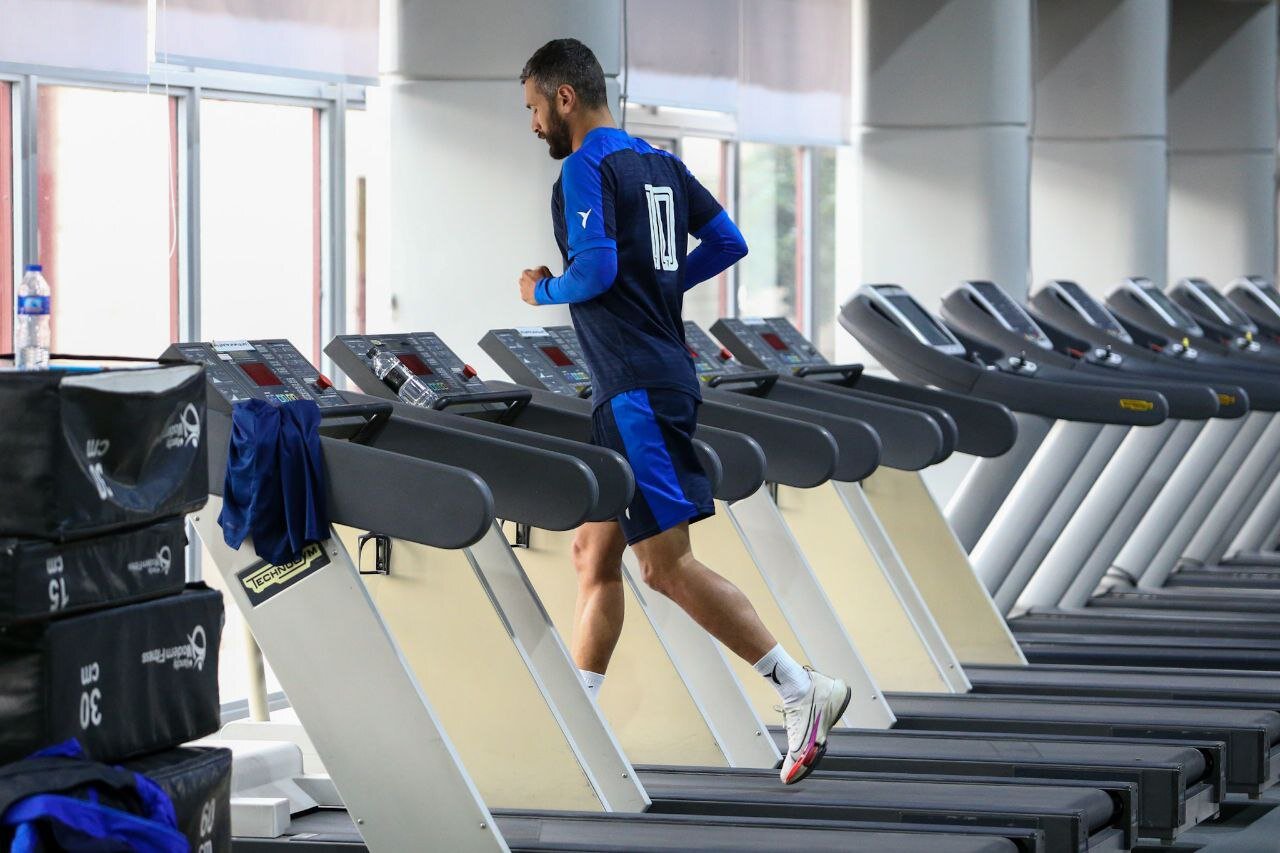 آقای گل سابق تنها میجنگد!+عکس