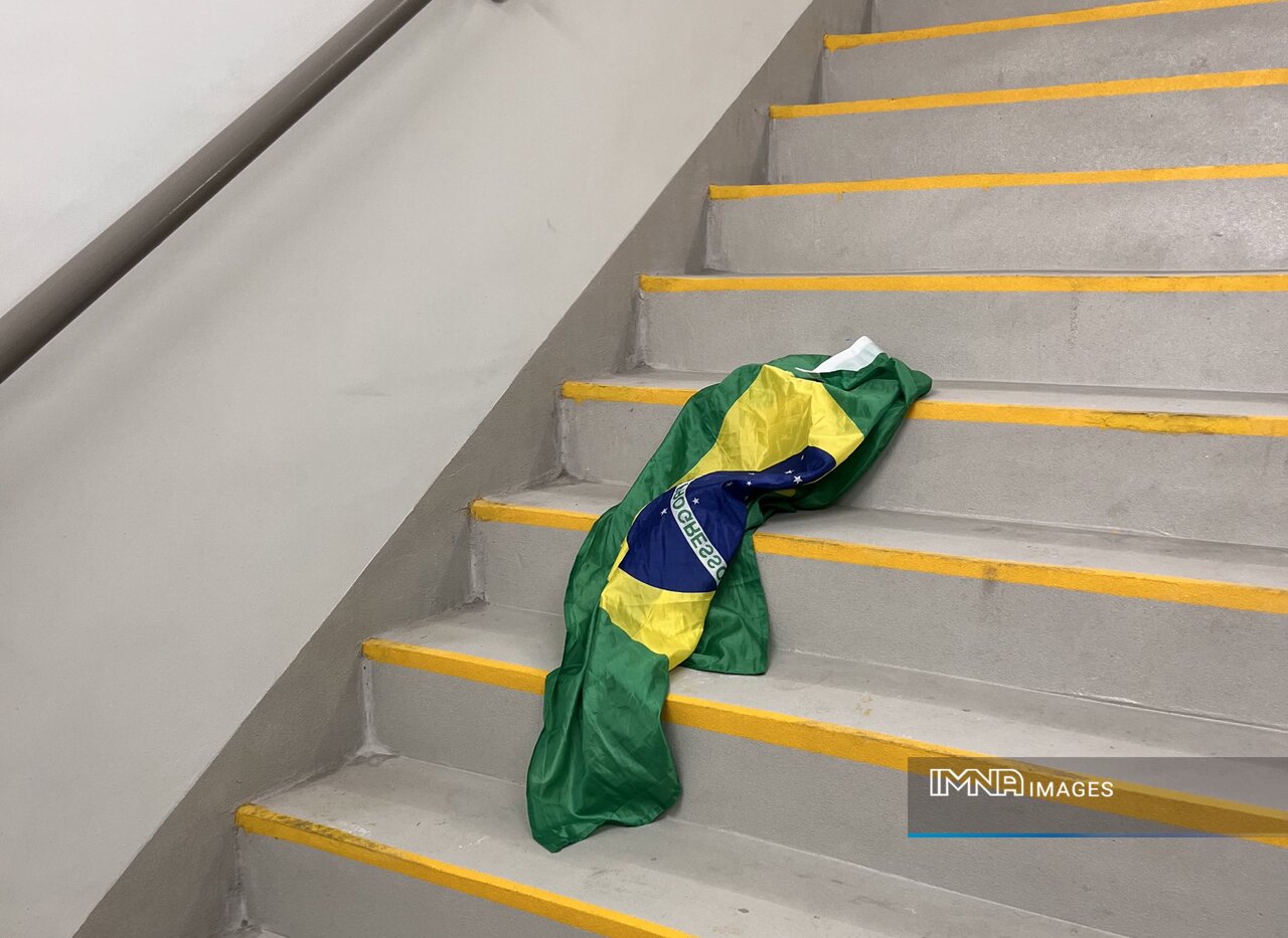 پرچم برزیل روی سکوهای لوسیل رها شد!+عکس