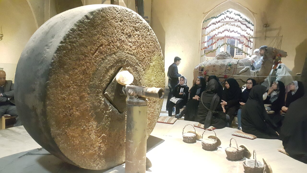 «عصارخانه شاهی» برمدار علم