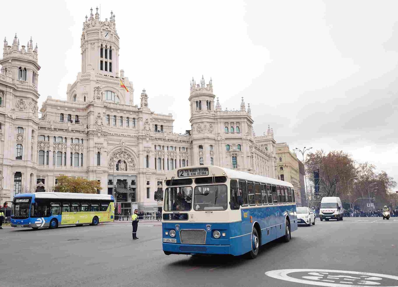 رژه اتوبوسهای شهری قدیمی در مادرید