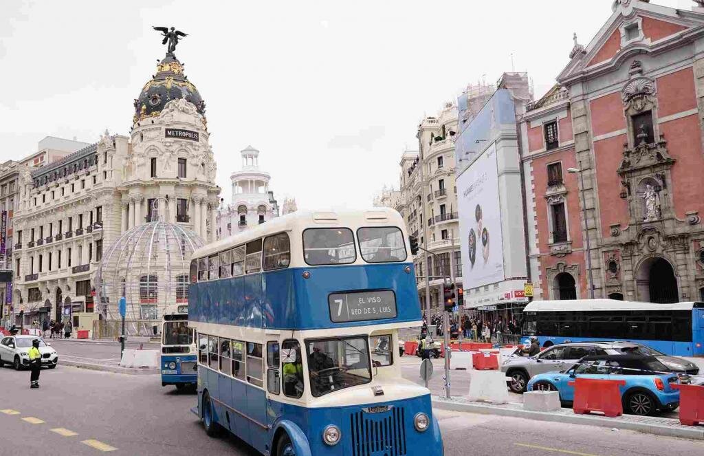 رژه اتوبوسهای شهری قدیمی در مادرید