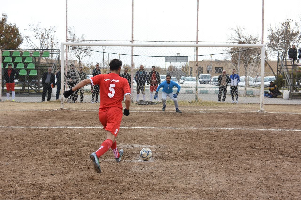 راهیافتگان به نیمهنهایی فوتبال محلات اصفهان معرفی شدند+عکس