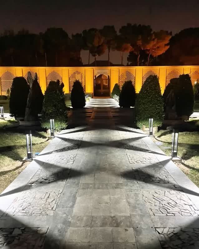 اجرای عملیات نورپردازی در محوطه بام سبز شهرداری اصفهان