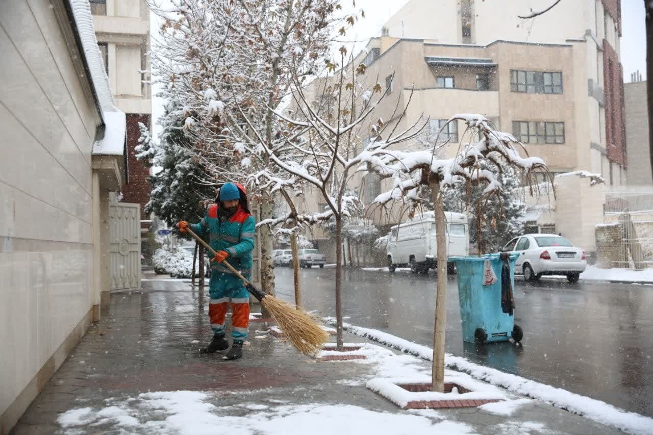 توزیع لباس و تجهیزات زمستانه در میان پاکبانان مشهدی