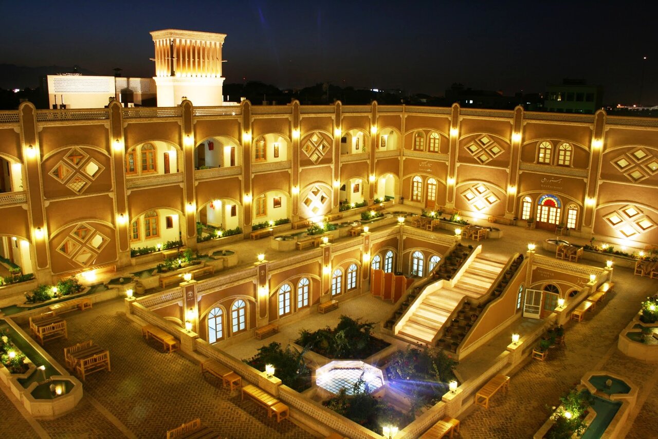 امکانات کدام هتل بهتر است؛ هتل داد یا مشیر الالممالک یزد؟