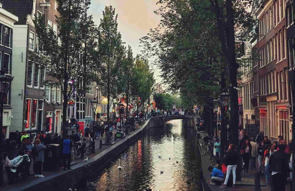 مقابله جالب آمستردام با گردشگران مزاحم 