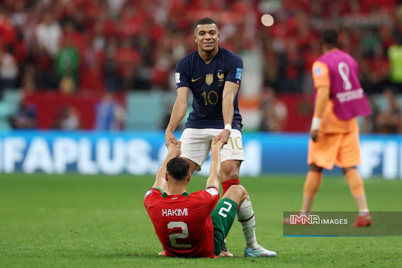 حکیمی و امباپه پیراهنهایشان را باهم عوض کردند/ دلداری الماس خروسها به رفیق مراکشی+فیلم