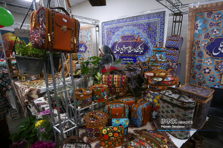 نمایشگاه دستاوردهای هنرمندان منطقه 12 شهرداری اصفهان