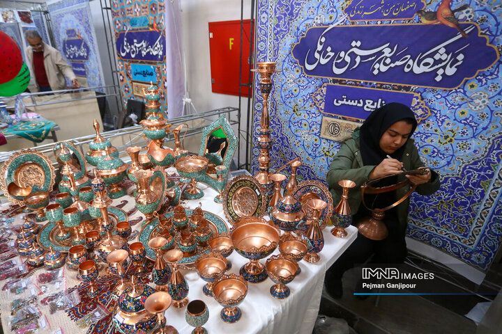 نمایشگاه دستاوردهای هنرمندان منطقه 12 شهرداری اصفهان