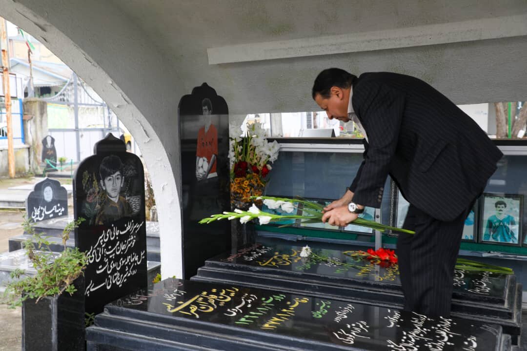 ادای احترام باشگاه فولاد مبارکه سپاهان به قهرمانان بندر انزلی+عکس