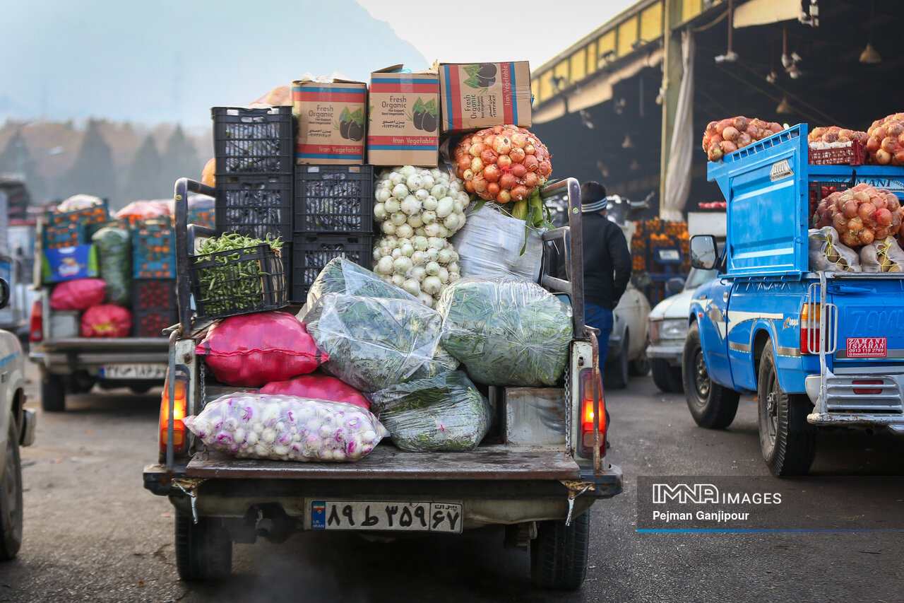 ماجرای سبزیها و میوههای رنگارنگ در سبد میدان میوه و ترهبار اصفهان