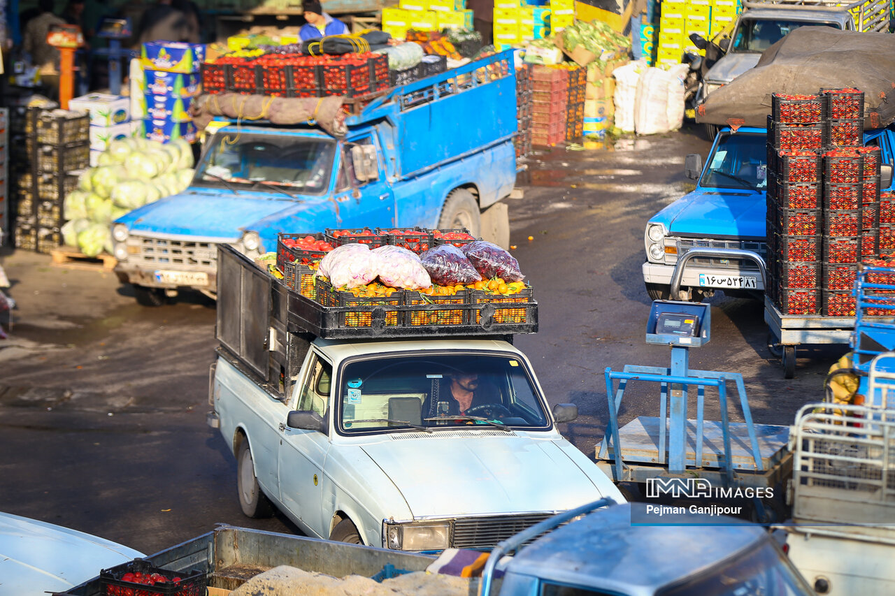 ماجرای سبزیها و میوههای رنگارنگ در سبد میدان میوه و ترهبار اصفهان