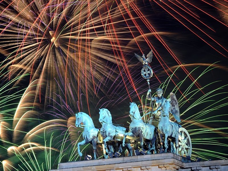 جهان به استقبال سال نو میرود