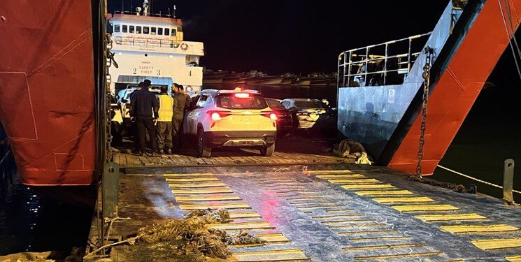 اولین محموله خودروهای وارداتی در بندرلنگه پهلو گرفت+ عکس