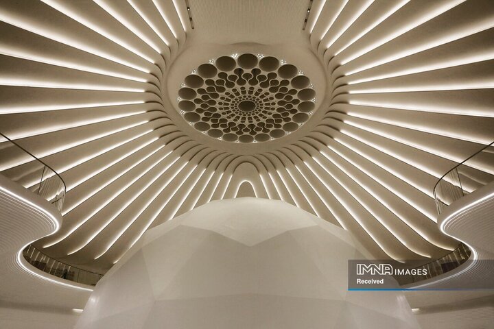 “طراحی شده توسط معمار سوئیسی-اسپانیایی سانتیاگو کالاتراوا برای نمایشگاه دبی. در مرکز این سازه یک فضای خالی کروی شکل وجود دارد که به عنوان سالنی با ظرفیت 200 نفر عمل می کند. شکل پیوسته آن نمادی از انعطاف پذیری و آینده ای بی حد و حصر است که گفت و گوی بین فرهنگ های مختلف را در بر می گیرد.