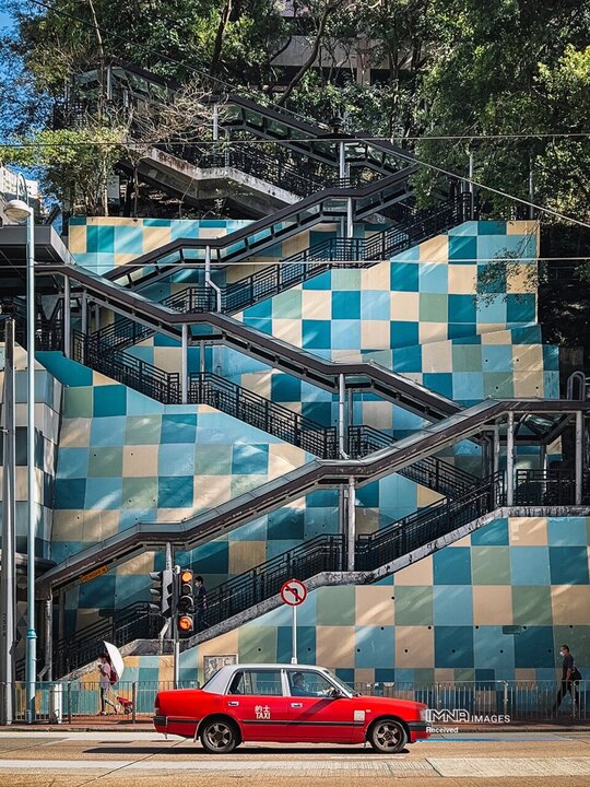 پلکانی رنگارنگ در کنار دیوار حائل در هنگ کنگ 