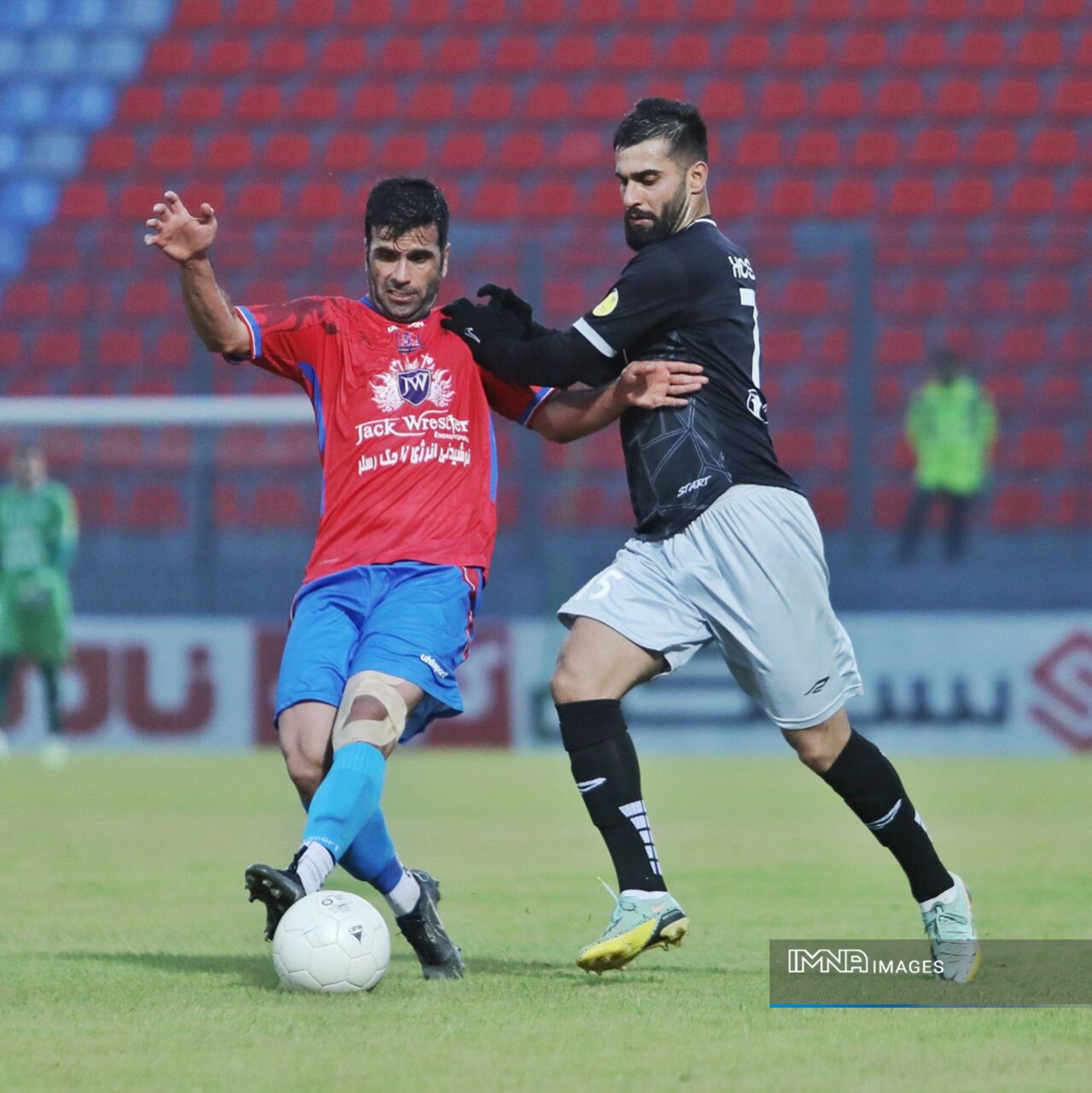 جدال ایرانی _ اسپانیایی در تبریز/ هوادار نقش گربه سیاه را بازی میکند؟