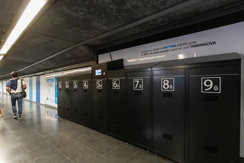 شارژ اسکوترهای برقی در ایستگاه‌های متروی بارسلونا 