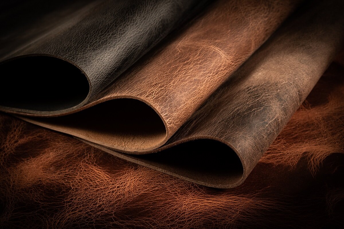 چرم طبیعی چیست و از چه چیزی ساخته شده است؟ + انواع و قیمت leather