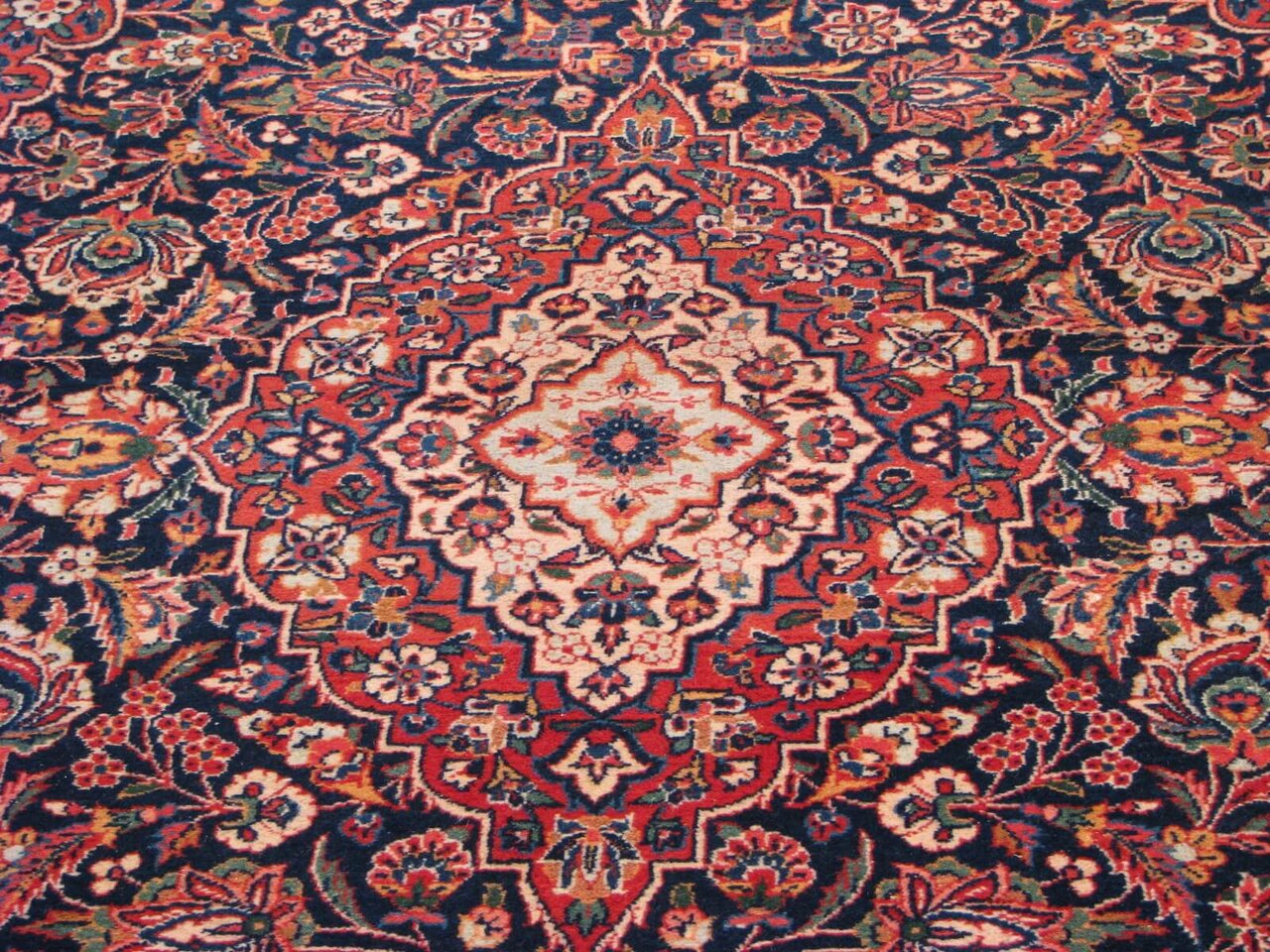 Dance of knots in Kashan's carpet 