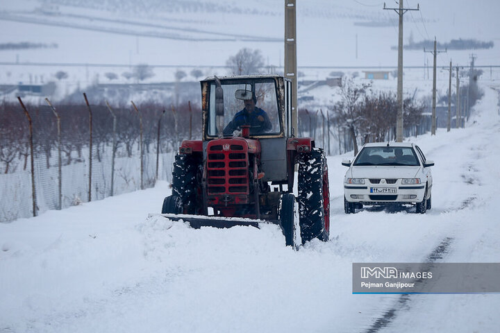 امدادرسانی به بیش از ۲۰۰۰ نفر در جاده‌های برف‌گیر اصفهان/ تمام راه‌های استان باز است