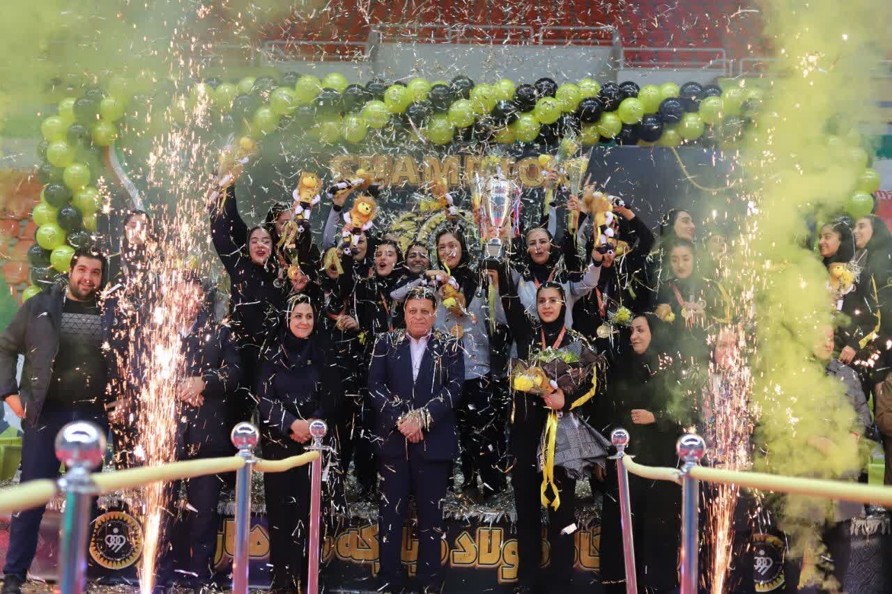 صعود طلاییها با جام قهرمانی+عکس