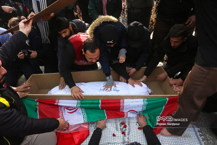 تشییع شهید گمنام دفاع مقدس در اصفهان