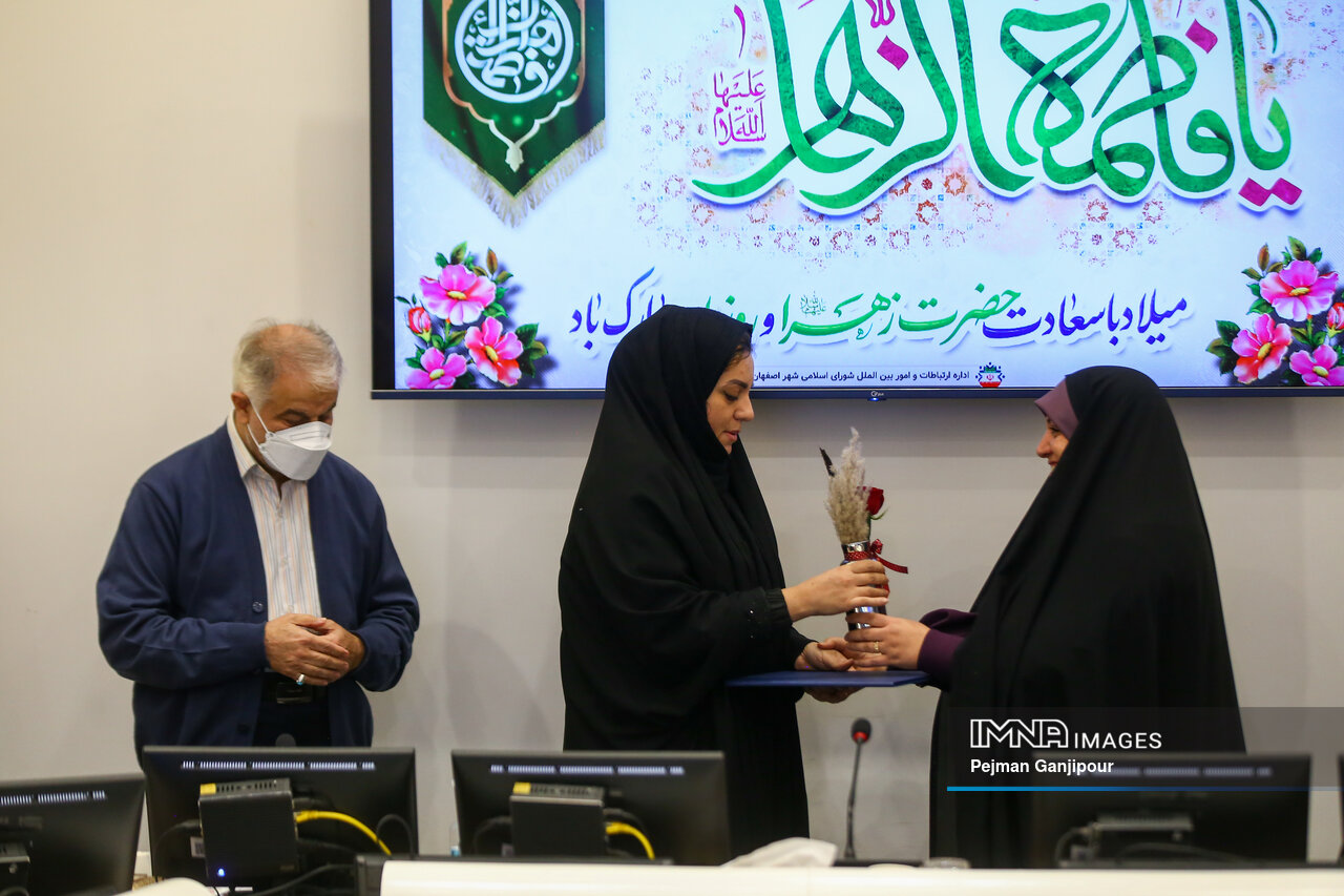 بانوان برگزیده و افتخارآفرین اصفهان تجلیل شدند