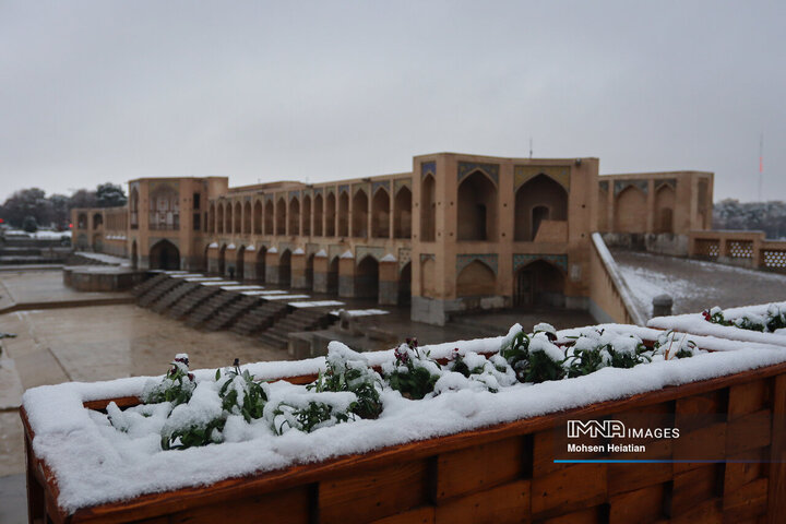 بارش اولین برف زمستانی در اصفهان