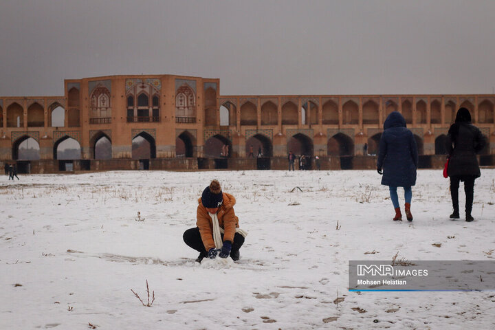 بارش اولین برف زمستانی در اصفهان